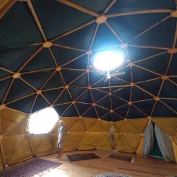 dôme géodésique en bambou isolé habitable